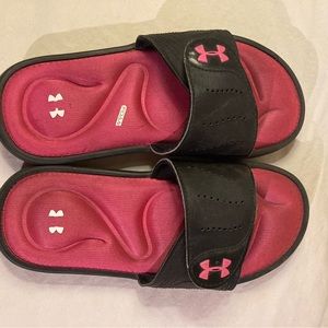 Girls under armour pink and black slides/ sandals size 3Y - fit like a 13/1